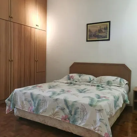 Cozy Near-Beach Apartment - Lazycats' Den Batu Ferringhi Exterior photo