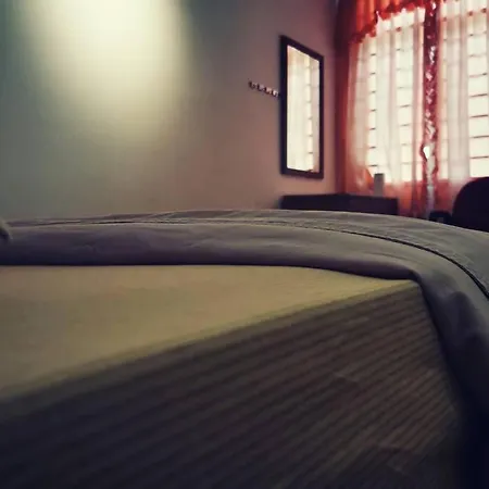 Cozy Near-Beach Apartment - Lazycats' Den Batu Ferringhi Exterior photo